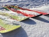 ski im schnee liegend